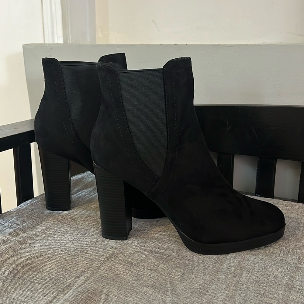 NEW never worn Forever 21 black suede heeled Chelsea boot size 10